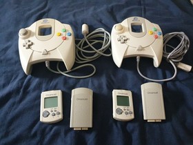 Sega Dreamcast HKT-3030 Console PAL UK version, 2 Controllers w/ VMUs & Rumble