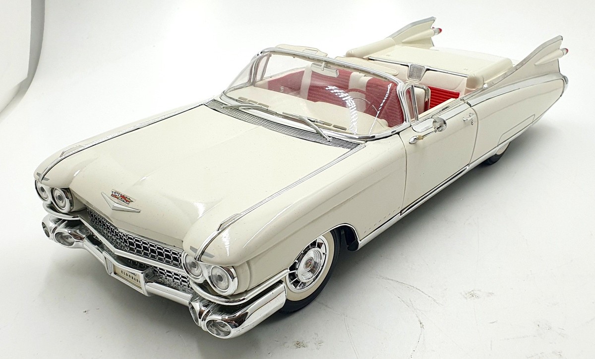 キャデラック Maisto 1/12 Scale 33202 - 1959 Cadillac Eldorado Biarritz - White