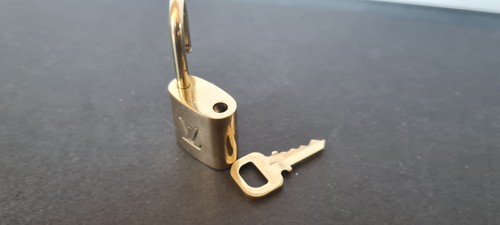 Genuine Louis Vuitton gold brass padlock with key - no. 304 - Picture 9 of 9