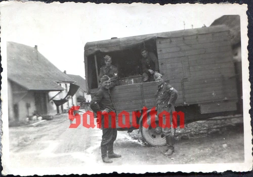 I10/53 WW2 ORIGINAL PHOTO OF GERMAN WEHRMACHT SOLDIERS NEAR MILITARY TRUCK