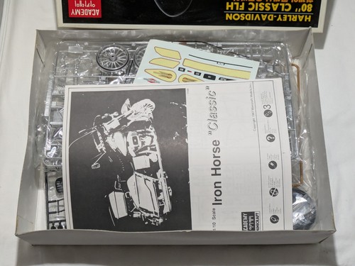 Minicraft Motorcycle 1/10 Model Kit 1980 Harley Davidson Classic FLH Academy - Picture 6 of 7