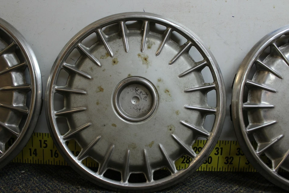 Juego de 4 tapacubos de 14" cubiertas de rueda OEM 14035323 1982-85 Chevrolet Camaro (2077) Foto 3 de 4