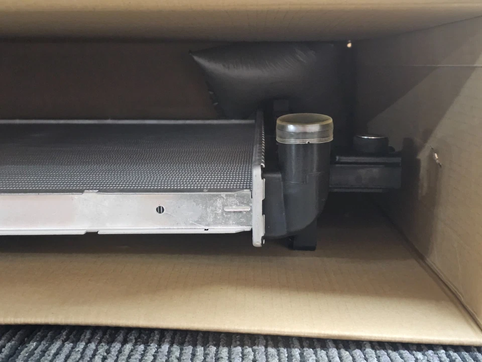 Radiador de flujo cruzado de transferencia de calor de aluminio para Jeep Commander 06-10 438174 Foto 3 de 4