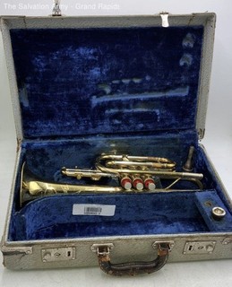Besson Stratford Gold Tone Brass Piston Valve Entry Level Trumpet With Case