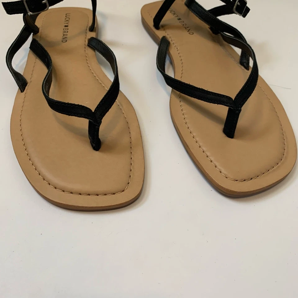 Sandalias planas con tanga de cuero negras punta cuadrada Bylee de Lucky Brand para mujer talla 11M Foto 4 de 4
