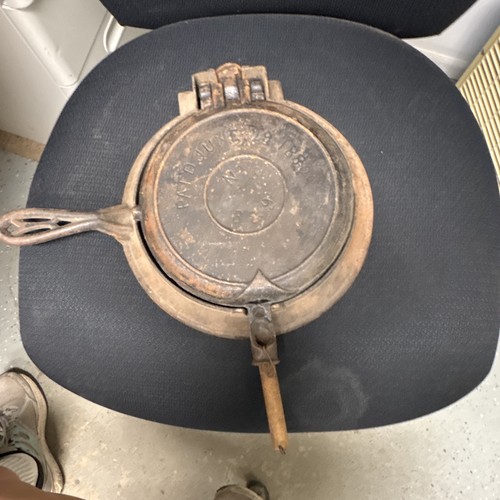 Griswold No. 8 975 Cast Iron Stovetop Round Waffle Iron w/ Base & Hand