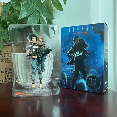 NECA Alien 2 Ellen Ripley & Newt Xenomorph Facehugger Actionfigur Set