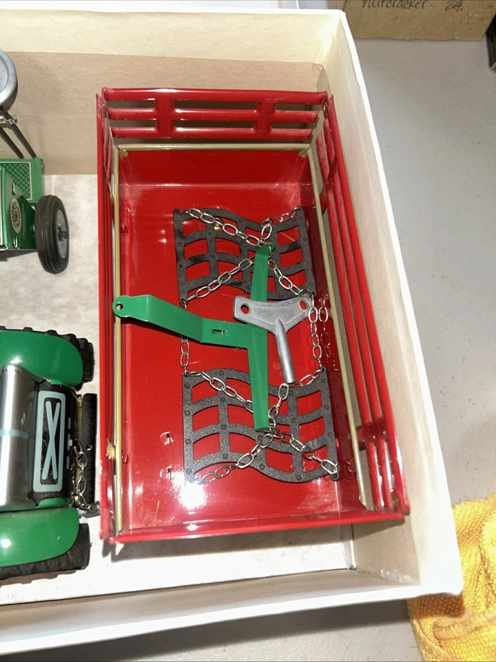 Kovap 0415 Agro Tractor with Tin Accessories 1/25 Green - Image 2 of 4