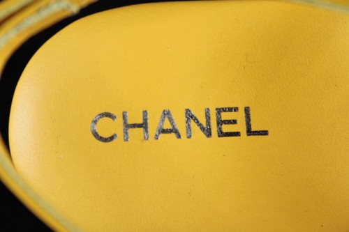 CHANEL 18S Lemon Yellow Leather CC 19 Chain Logo T-Strap Flat Thong Sandals 38.5 - Picture 8 of 12