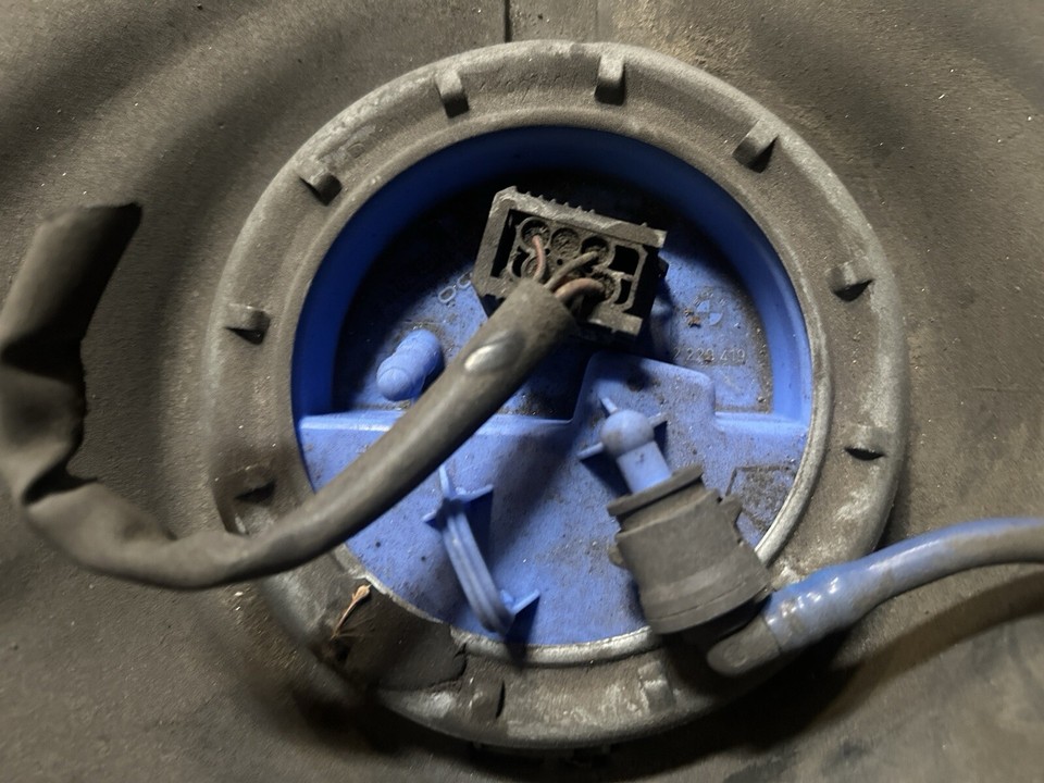 BMW E46 M3 FUEL TANK WITH LEVEL SENSOR AND FUEL PUMP eBay