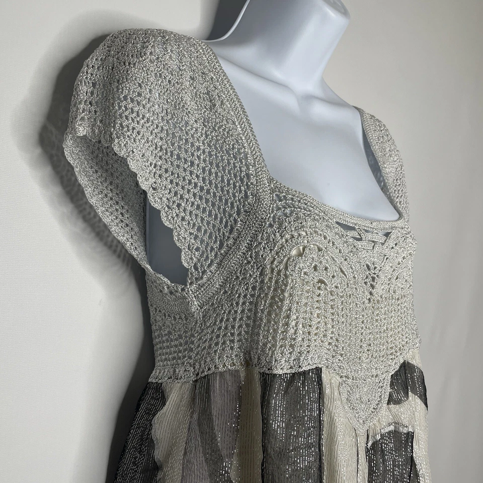 Blusa Babydoll Bebe Plateada Crochet Encaje Metálico Brillante Seda Remolino Talla M Foto 4 de 4