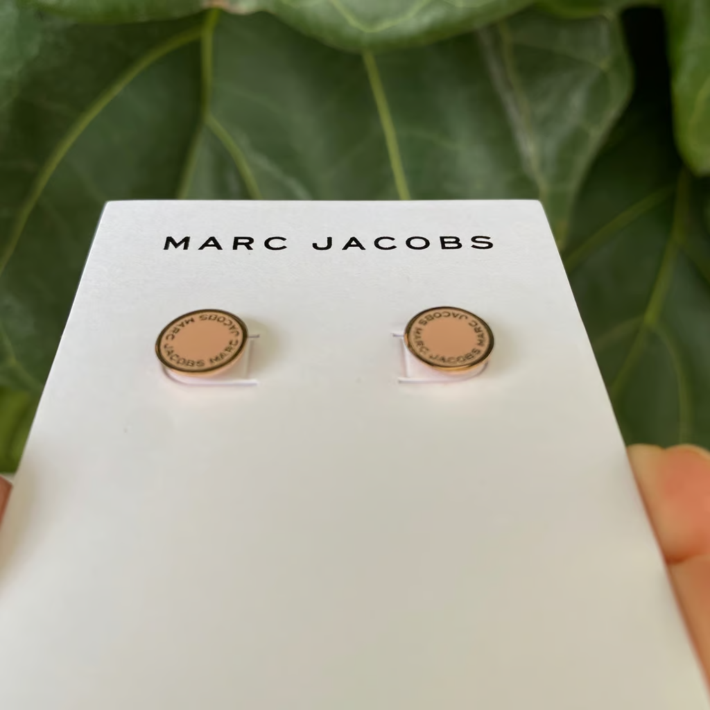 【関税込み】Mop Drop Earrings - Marc Jacobs - l - Gold M0008544 MARC JACOBS LOGO DISC ENAMEL STUDS PEACH ROSEGOLD