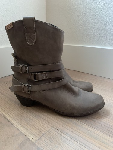 Pikolinos Brujas Gray Leather Buckle 