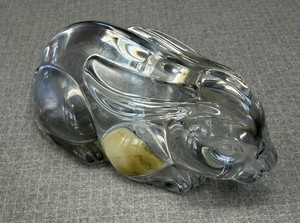  VINTAGE USA CRYSTAL PRINCESS HOUSE Glass RABBIT FIGURINE PAPERWEIGHT 