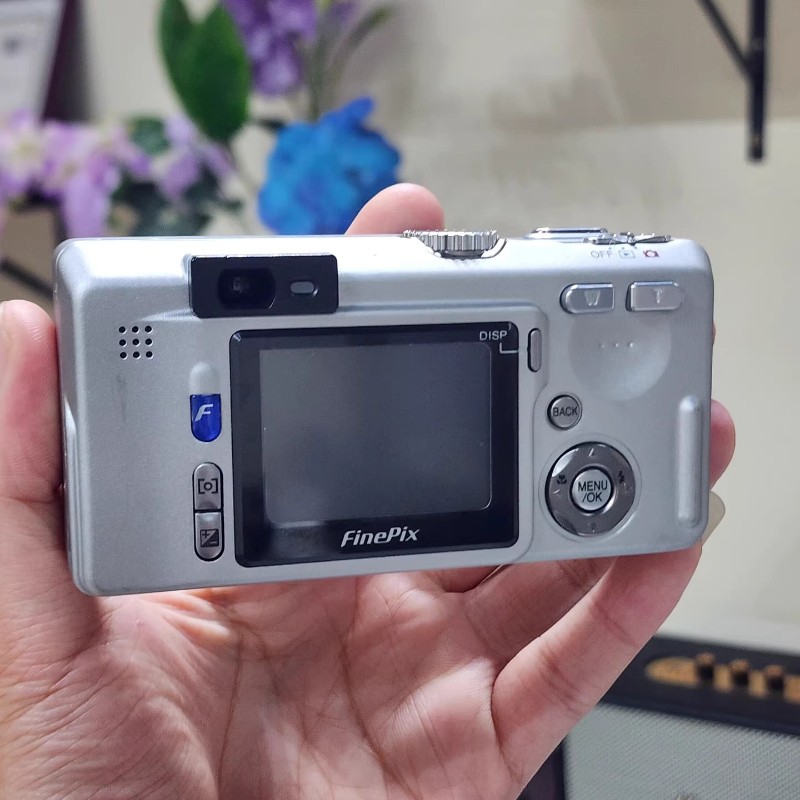 ★富士フイルムFUJIFILM FinePix F700 シルバー コンデジ FUJIFILM FinePix F700 Silver Compact Digital Camera -Tested and