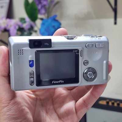 FUJIFILM FinePix F700 Silver Compact Digital Camera -Tested and