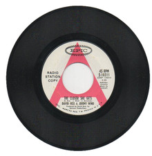 DAVID HESS & JEREMY WIND  45RPM  THE CLOSER SHE GETS / MR.S PERKINS' FLOWERS  M-