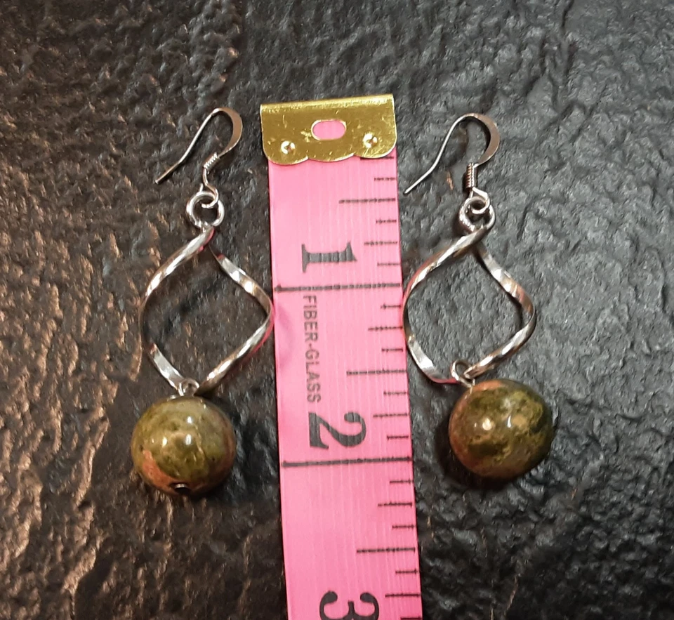 Brincos de gancho em tom de prata com gota pendente Unakite 2"" - Imagem 3 de 3