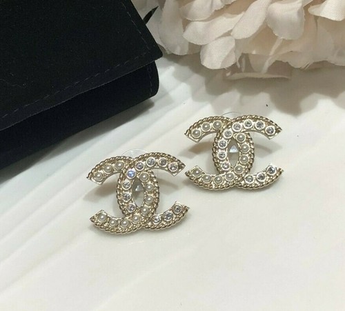 AUTH CHANEL CC LOGO CLASSIC WHITE PEARL 