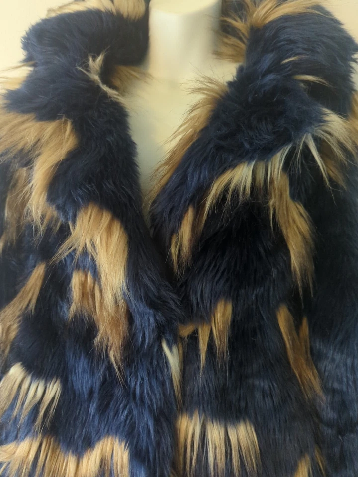 Hermoso abrigo chaqueta peludo de piel sintética talla US4 azul marino y capuchino de ASOS  Foto 2 de 4