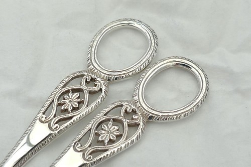 RARE PAIR OF QUEEN ELIZABETH II HM STERLING SILVER GRAPE SCISSORS - Picture 7 of 12
