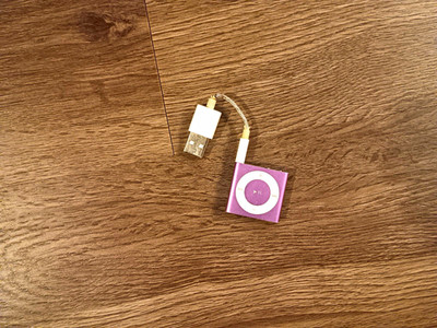Apple iPod Shuffle 4th Gen A1373 2GB Purple USB MP3/AAC Player w/ Cable bundle 