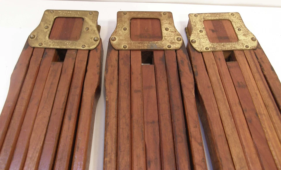 КОМПЛЕКТ ИЗ 3 АНТИКВАРНЫХ ДЕРЕВЯННЫХ И ЛАТУННЫХ ТЕЛЕСКОПИЧЕСКИХ НОЖЕК FOLMER GRAFLEX CROWN ШТАТИВ NO 4 - Изображение 4 из 4
