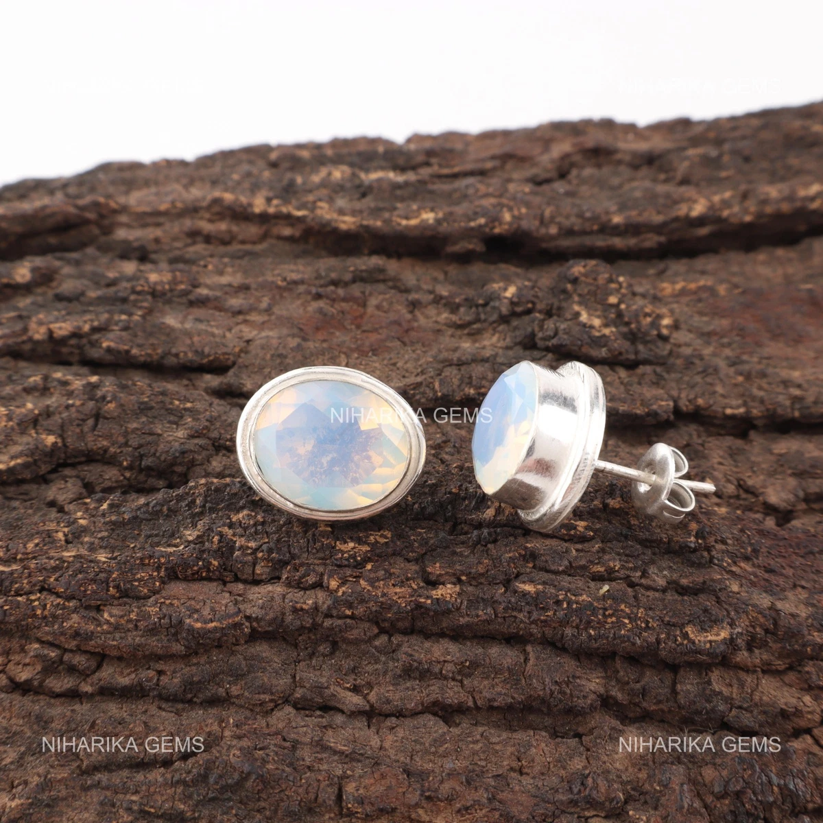 Orecchini a cerchio Huggie in argento sterling con goccia verde