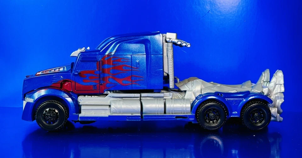 2014 Transformers Hasbro Leader Class Optimus Prime Age of Extinction Figure - Image 3 of 4