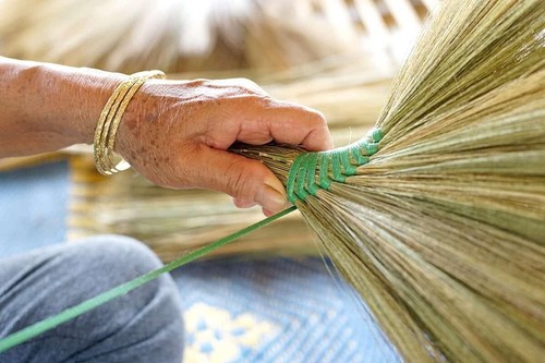 2 Packs 40" Vietnamese Straw Indoor Brooms for Sweeping, Cleaning Home Decor - 第 7/8 張圖片