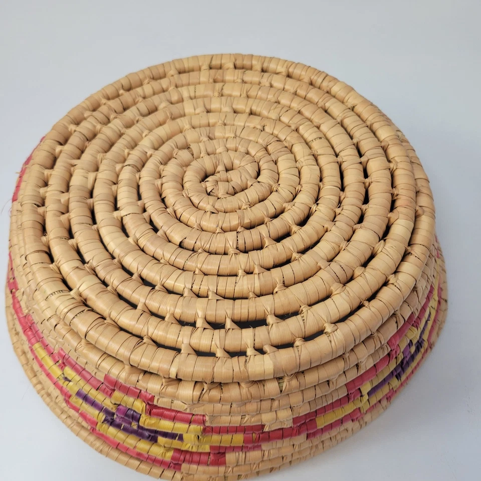 Cesta redonda tejida de hierba dulce colorida rosa amarillo púrpura acento decoración del hogar Foto 3 de 4