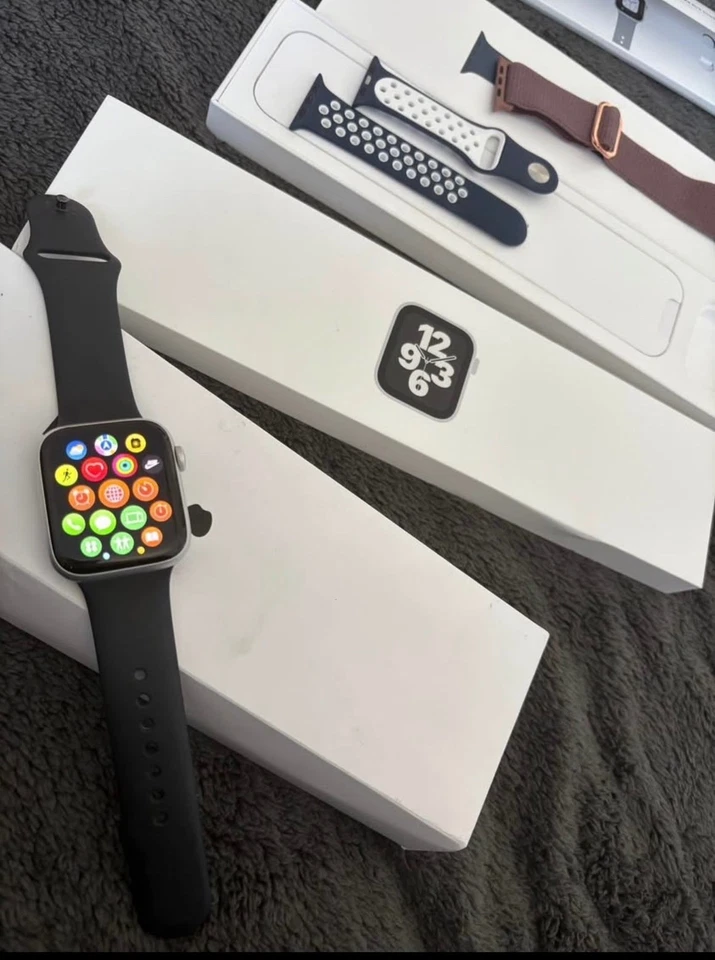 Apple Watch SE 44mm Space Gray Alu Midnight Sport Band GPS, photo 1 of 4