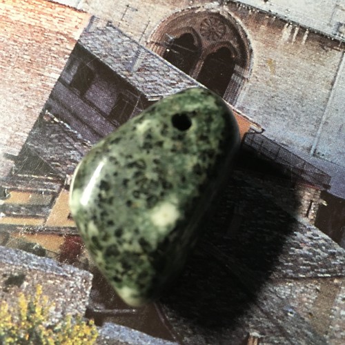 Connemara, gebohrter Trommestein + Karte + Herz Connemara, gebohrter Trommestein + Karte + Herz