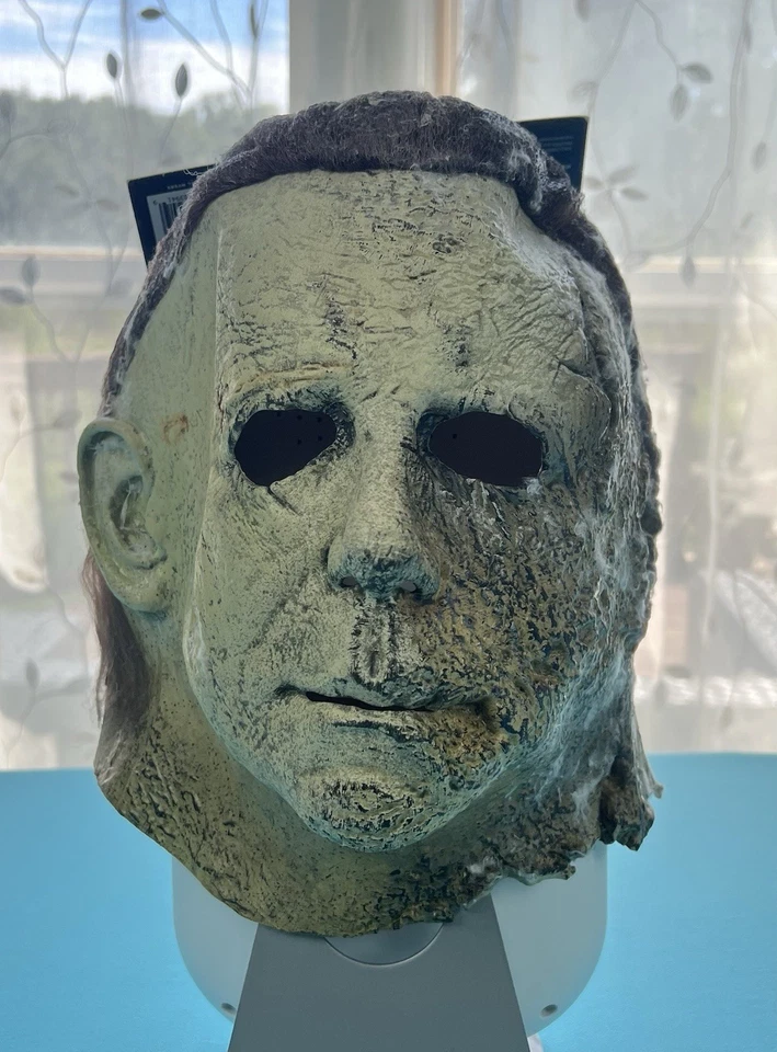 Michael Myers Mask & Replica Knife Set Halloween Ends Trick or Treat Studios - Image 4 of 4