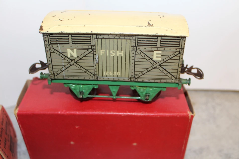 LOT OF 4 VINTAGE HORNBY TRAIN CARS CADBURYS /BANANA'S / FISH & FIBRE WAGON - Image 4 of 4