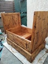 Table basse bar chêne ayant reçu le procédé de Lichtenberg.