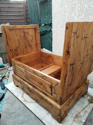 Table basse bar chêne ayant reçu le procédé de Lichtenberg. - Photo 1/4