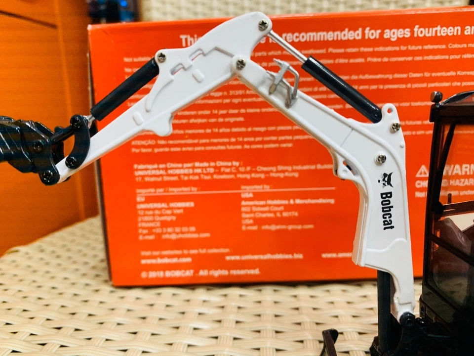 Bobcat 1:25 Scale DieCast Model E26 Compact Excavator UH8132 - Image 4 of 4