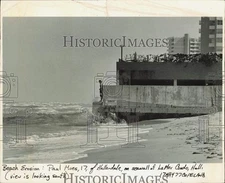 1977 Press Photo Paul Moes stands on seawall of LaMer Condo, Hallandale