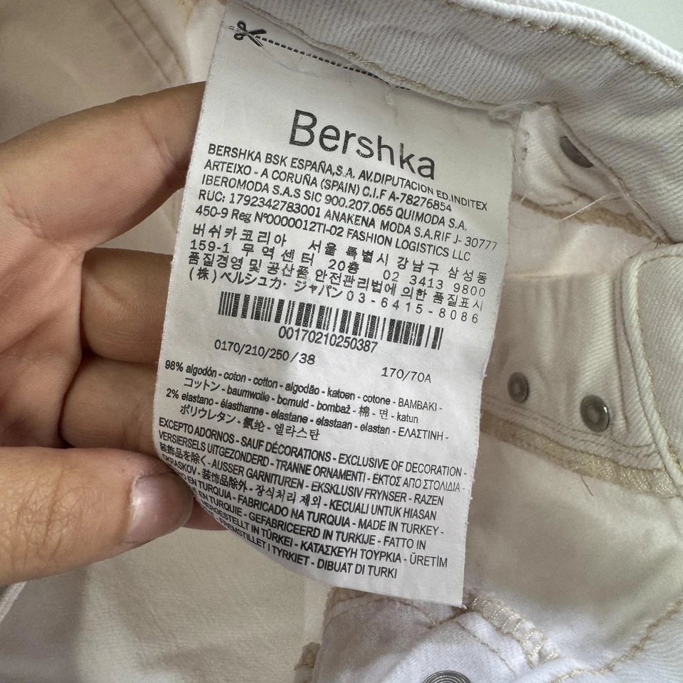 Pantalones de mezclilla Bershka para mujer 4 desgastados tiro alto botón mosca dobladillo crudo rasgado Foto 4 de 4