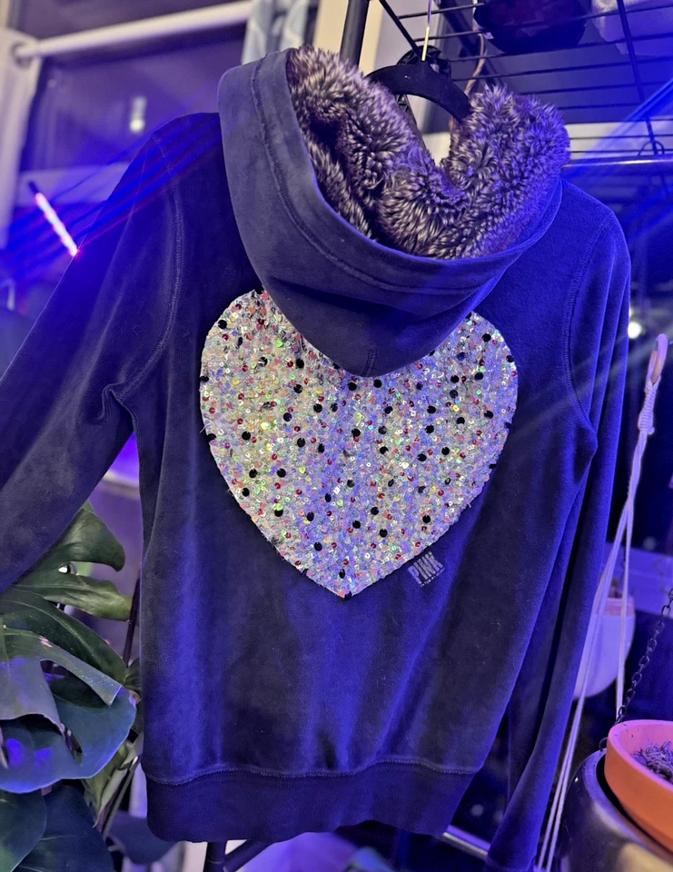 Moletom com capuz Victoria’s Secret rosa M pele sintética com zíper preto lantejoulas coração cachorro logotipo 1986 - Imagem 2 de 4