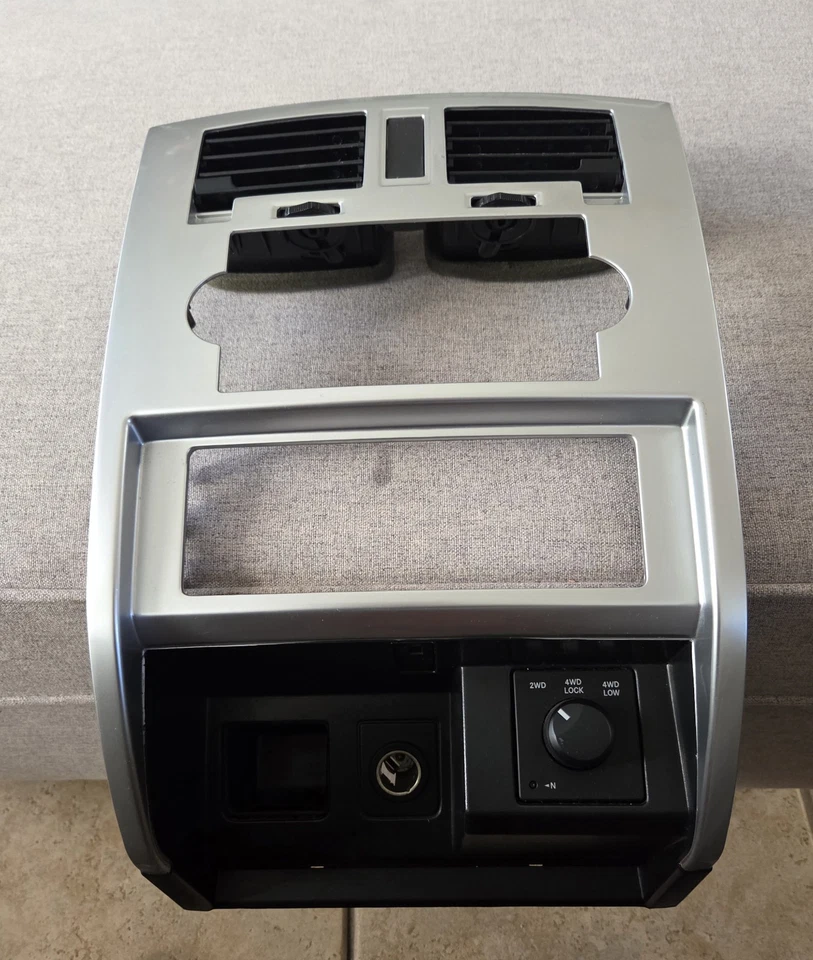 Dodge Dakota 2005-2007 panel de tablero central radio bisel moldura ventilaciones plateado y negro Foto 2 de 4