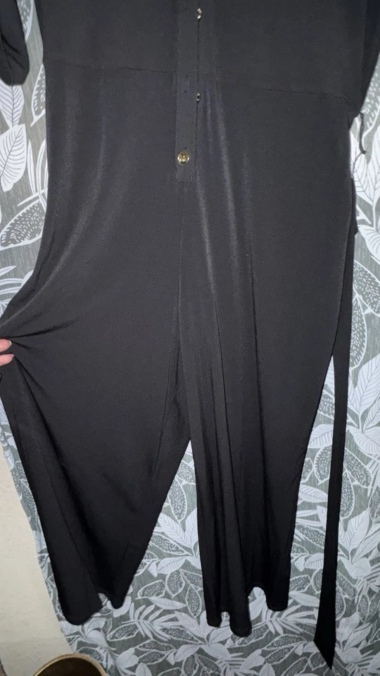 Macacão Michael Kors preto tamanho médio feminino manga curta perna larga - Imagem 2 de 4