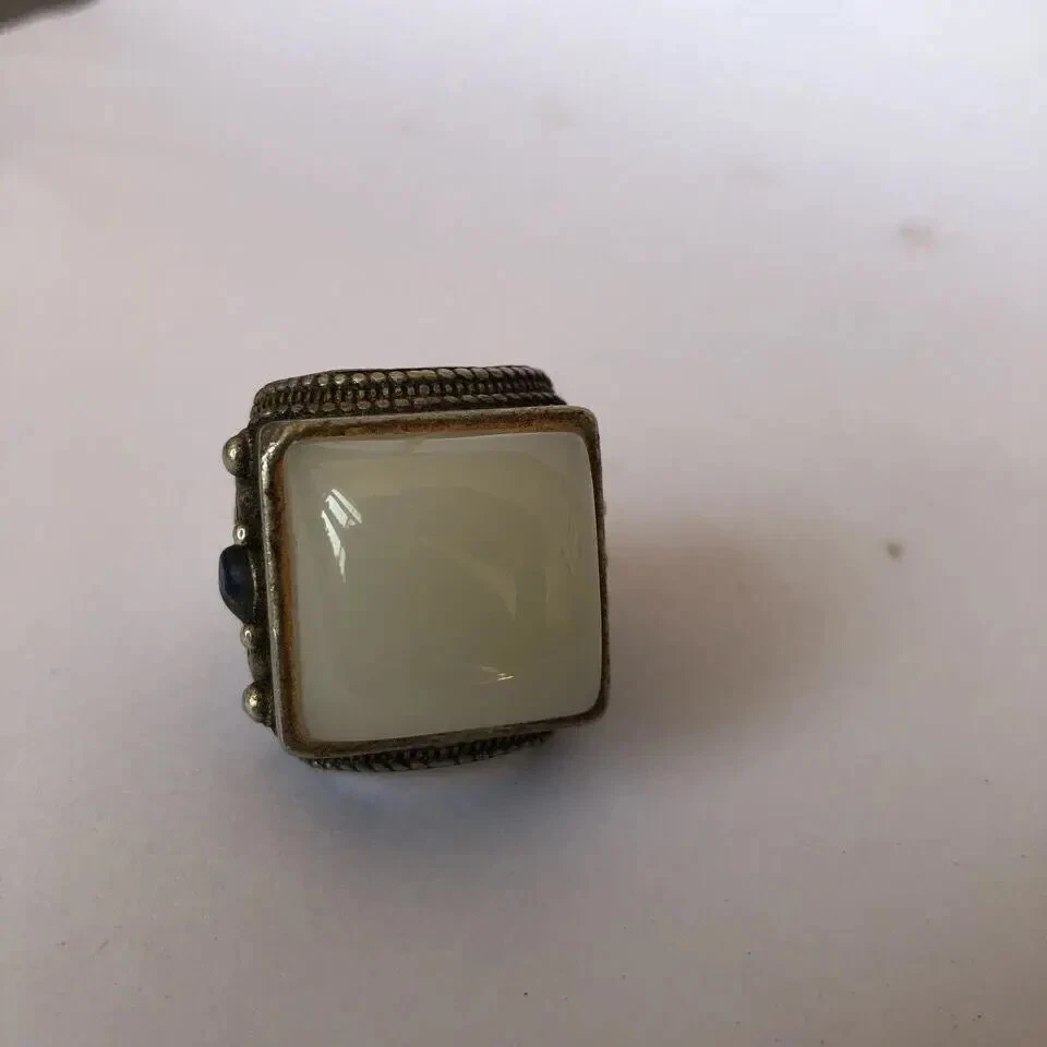 Anillos antiguos chinos retro hechos artesanales antiguos tibetanos con incrustaciones anillo de jade blanco Foto 3 de 4