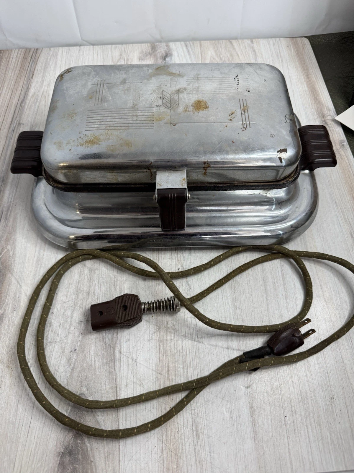 General Electric 1946 Table Top Waffle Maker/Iron Cat. I49G37 + Griddle, Working
Opens in a new wind