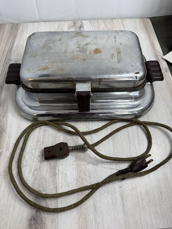 General Electric 1946 Table Top Waffle Maker/Iron Cat. I49G37 + Griddle, Working