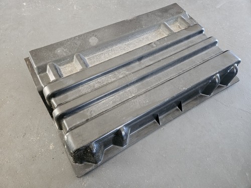 3576965C1 INTERNATIONAL BATTERY BOX COVER - OEM - USED - FAST SHIPPING 