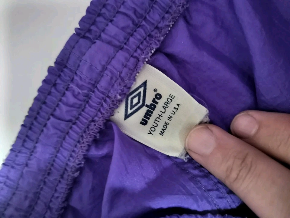 Pantalones Cortos de Fútbol UMBRO Vintage Años 90 Bordado Logo Nylon Púrpura Talla Juvenil Grande Foto 4 de 4