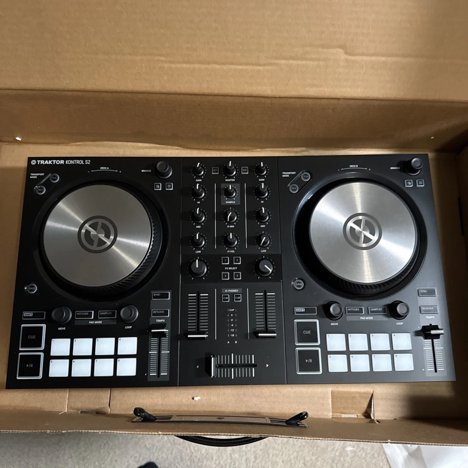 Controlador DJ NATIVE INSTRUMENTS 2 cubiertas TRAKTOR KONTROL S2 MK3 W Power Foto 3 de 4