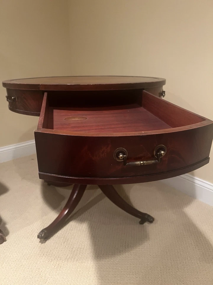 Mesa de tambor estilo antiguo con ruedas de latón Foto 4 de 4